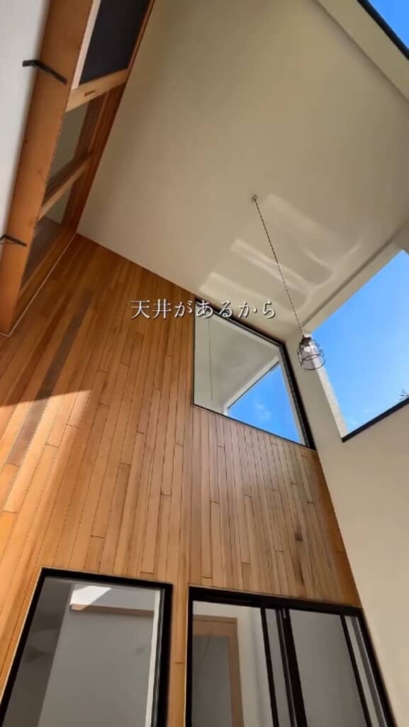中庭は吹き抜けの天井付き