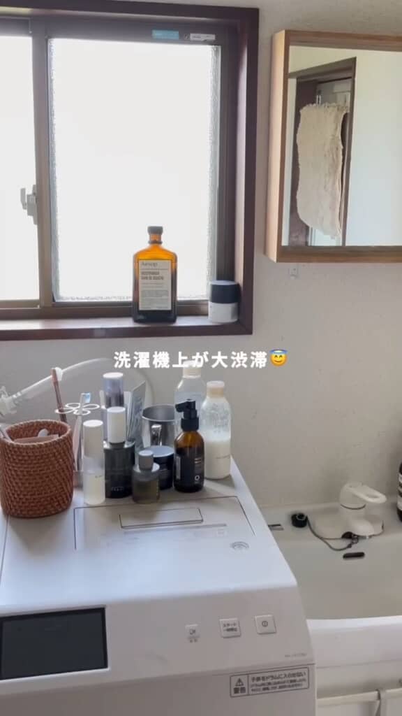 問題の洗面台。物があふれて洗濯機が洗面用具置き場に