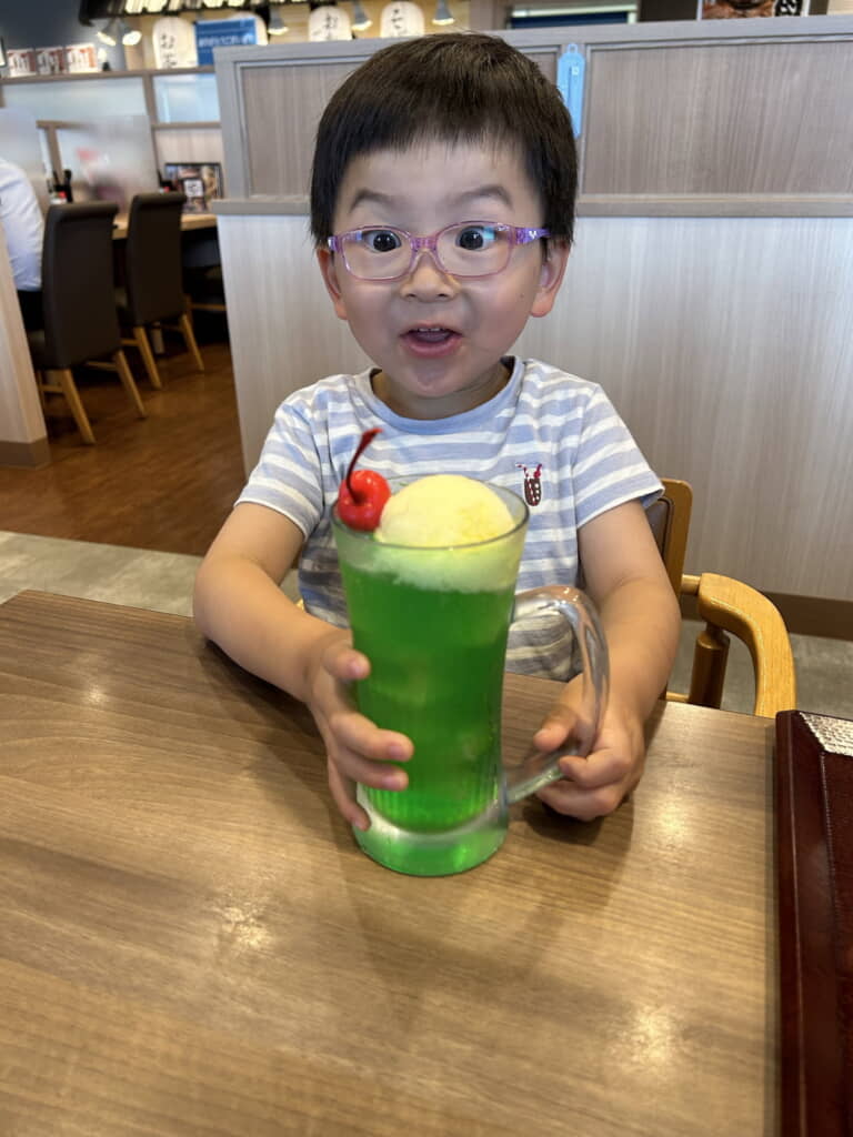 メロンクリームソーダを見て目を輝かせる息子さん
