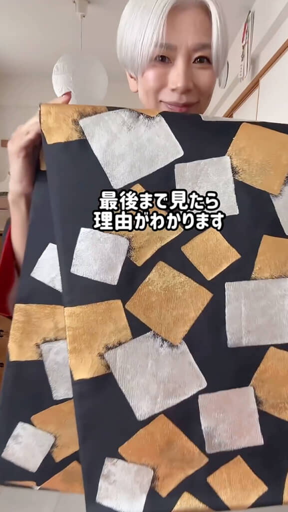 金と銀の四角模様が入った帯