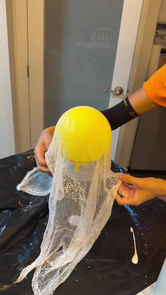 膨らませた風船に、接着剤をしみこませた布をふんわりとかぶせます