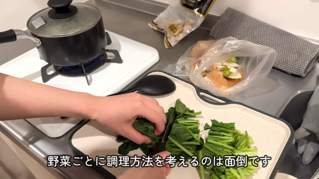 野菜をカットしてスープへ