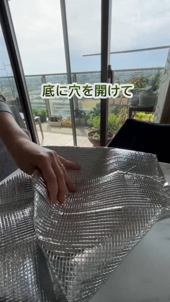 底に穴を複数開けていきます