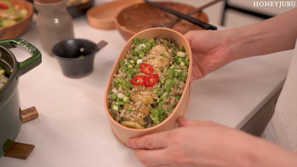アワビの釜飯をたっぷり詰めます。おいしそう……!