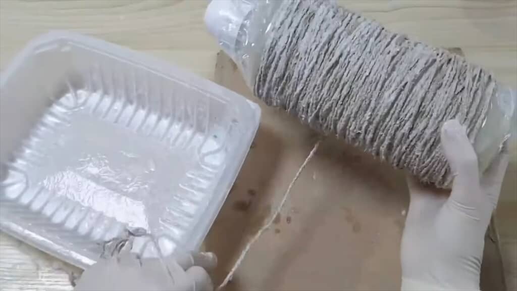 ボンド漬けにした麻ひもをペットボトルに巻く