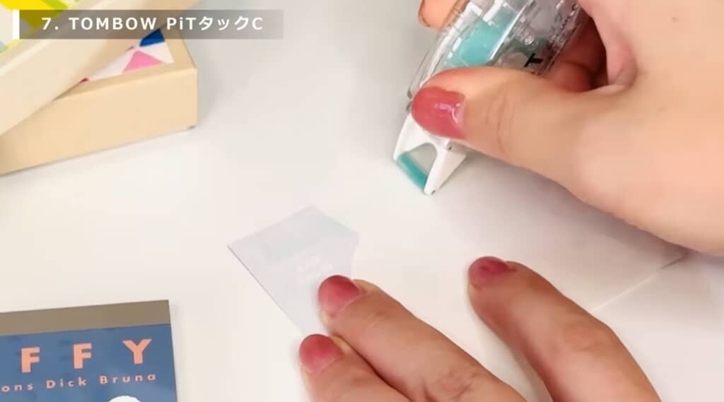 テープのりのように塗る感覚で付箋の裏のテープが完成します
