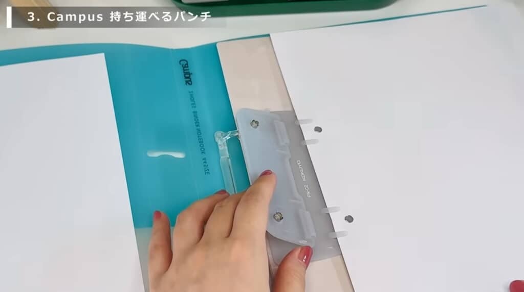 ファイルにはさんで持ち運びOK。サッと穴あけが可能。