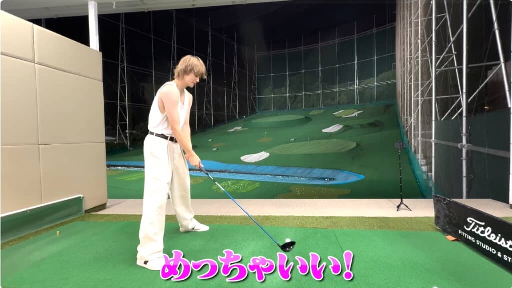 シャツを脱いだ白タンクトップ姿の佐野さん