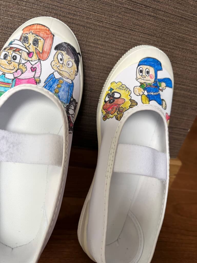 布用のペンで描かれた色鮮やかなキャラクター達