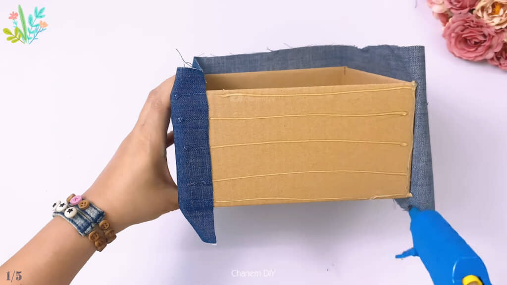 デニム生地を箱の側面に貼る