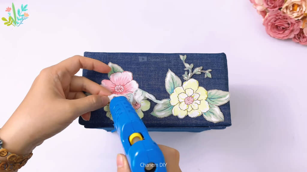 箱の側面に花柄の布を接着する