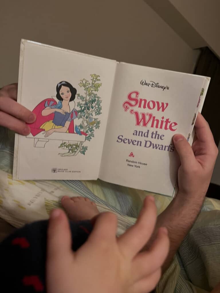 『白雪姫』を読み聞かせてもらう子どもたち