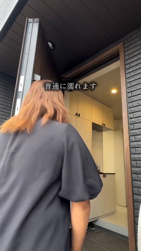 玄関先で濡れてしまう