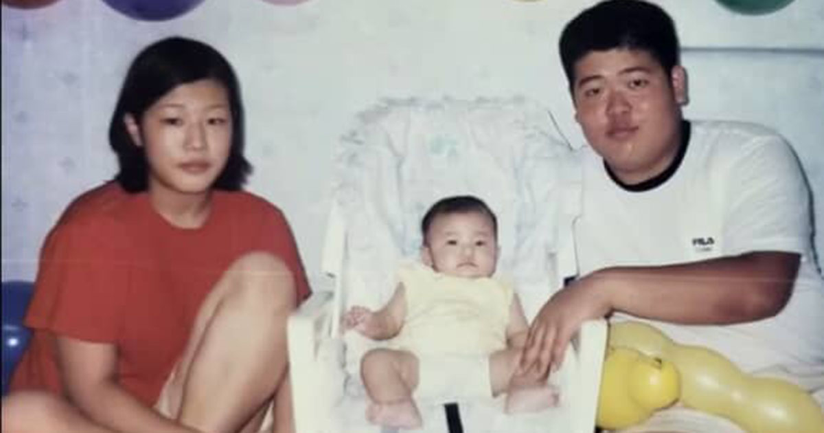 高校時代に出会い結婚した両親と、生まれたばかりの娘→26年後……「この家族どうなってるの？」　現在の姿が745万再生【海外家族記事3選】（1/2） | ライフスタイル ねとらぼ