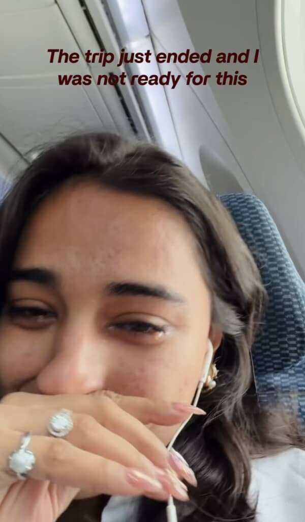 帰りの飛行機で泣いている理由は……