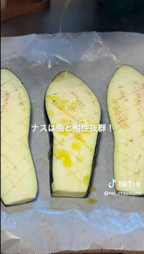 切れ目を入れたナスにオリーブオイルをたっぷりかけます