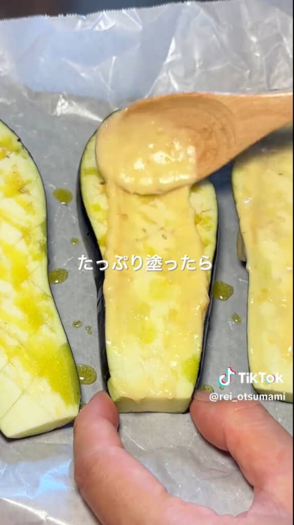 切れ目を入れたナスにたっぷりと塗ります