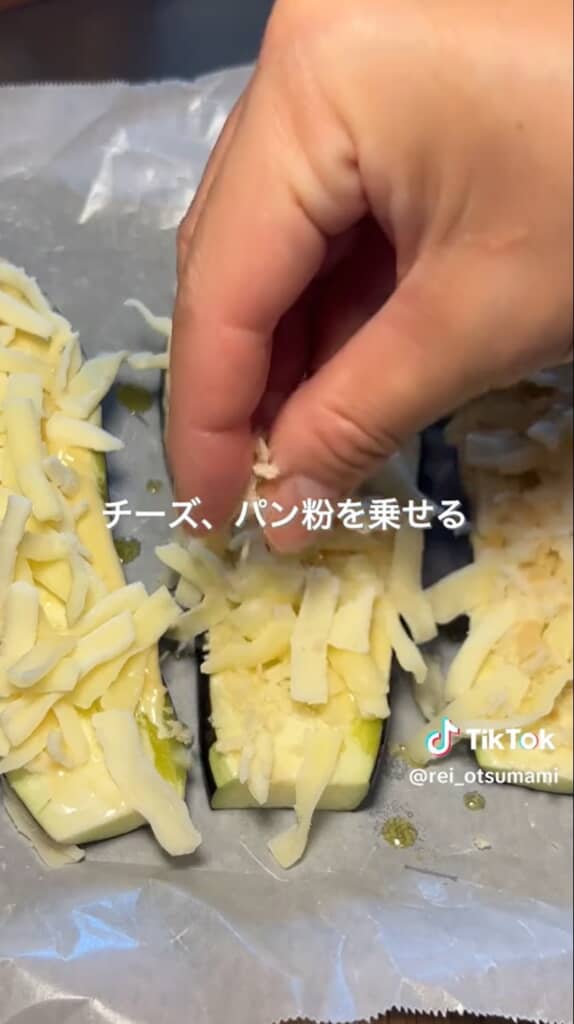 チーズとパン粉を乗せます