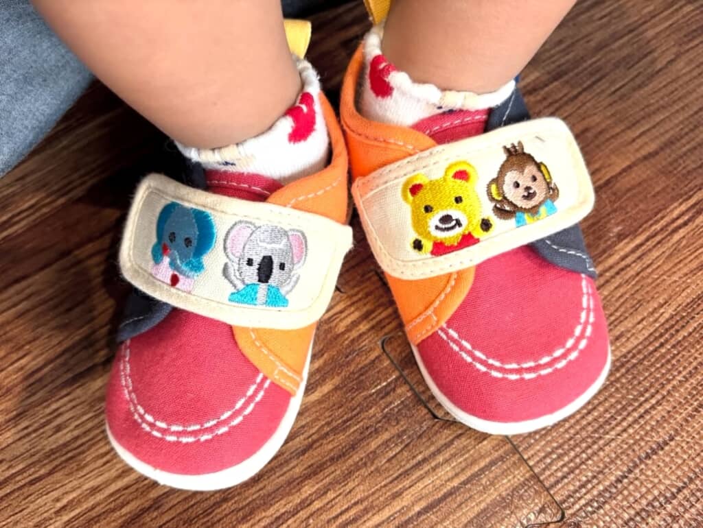 カラフルでかわいい子ども用の靴