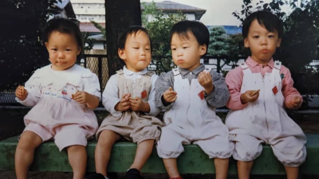 石垣に座っている外で撮影された1枚