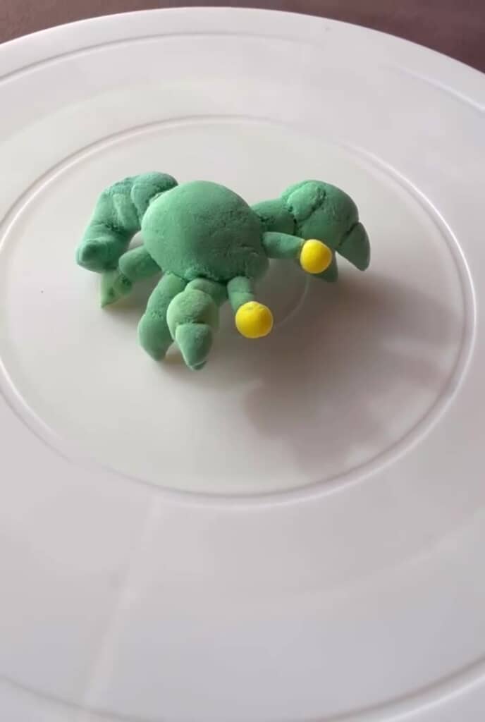 息子さんの新作「ヤドナシヤドカリ」。緑の体に黄色の目がついたコロっとしたフォルムが特徴