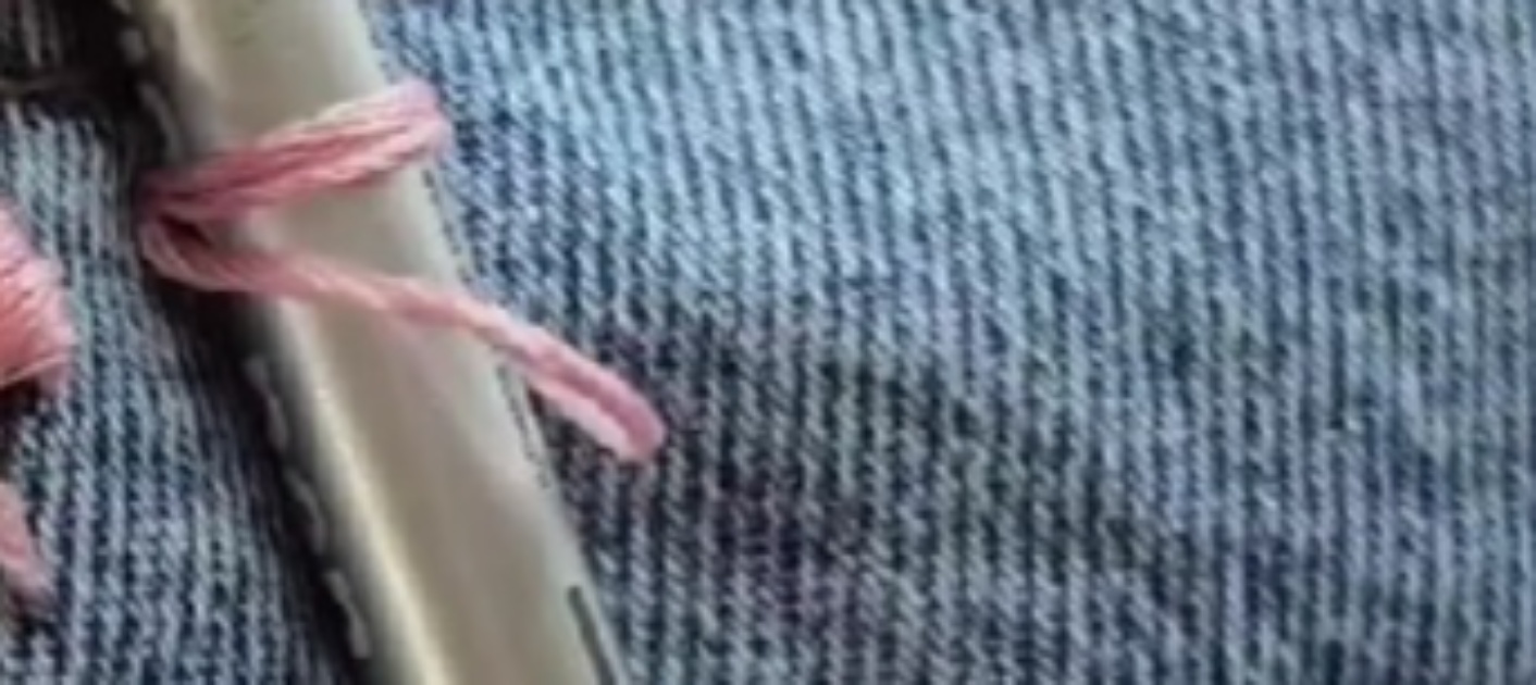 デニムのポケットに“ペン”を置いて、刺しゅう糸を巻きつけると…… 9800万再生されたアイデアに「なんて繊細なの」「すごく賢い」【海外】(1/3) | ハンドメイド ねとらぼ