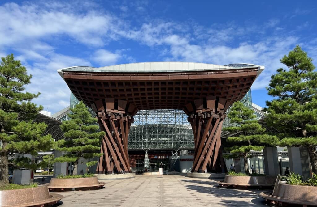 写真は金沢の有名な鼓門(イメージ画像/出典:PIXTA)