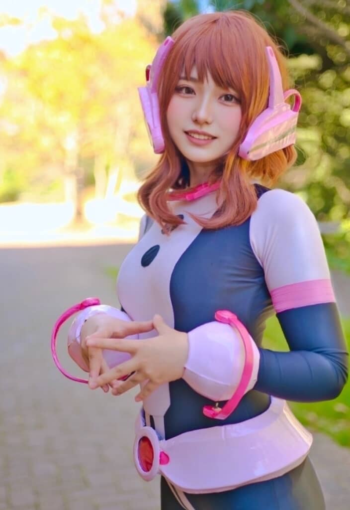 優しい笑顔のコスプレイヤーに