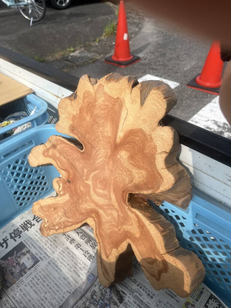 市場で買った切株がアート作品に