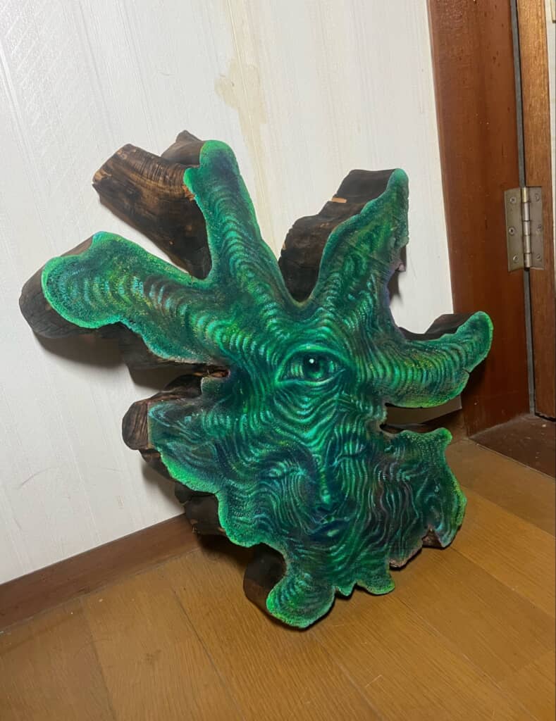 市場で買った切株がアート作品に