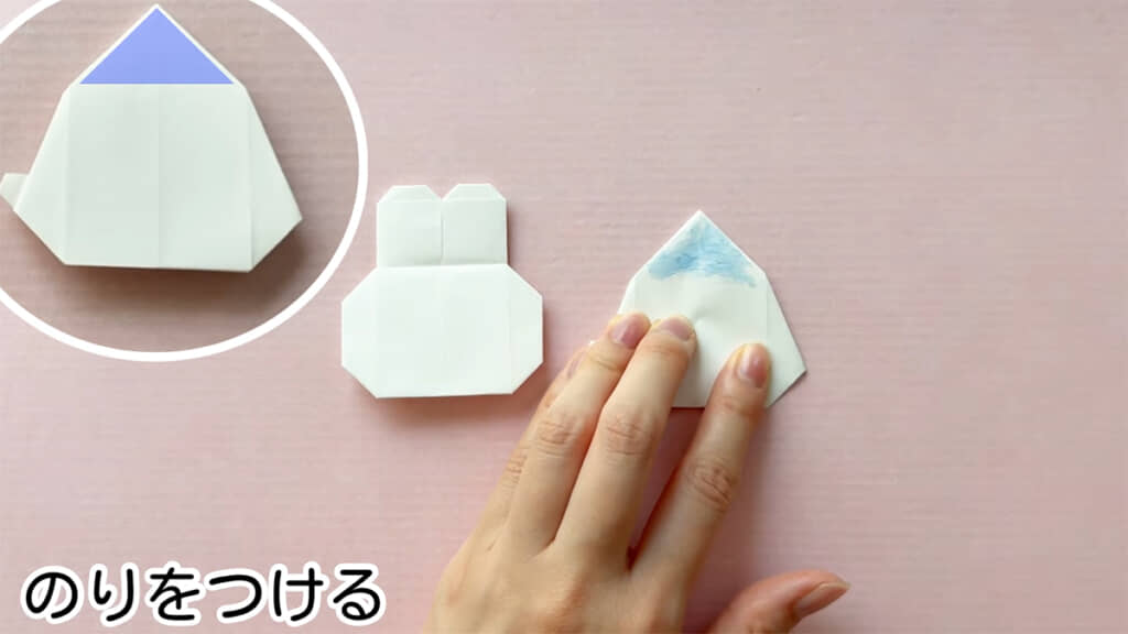 完成した頭と体をのりで接着します