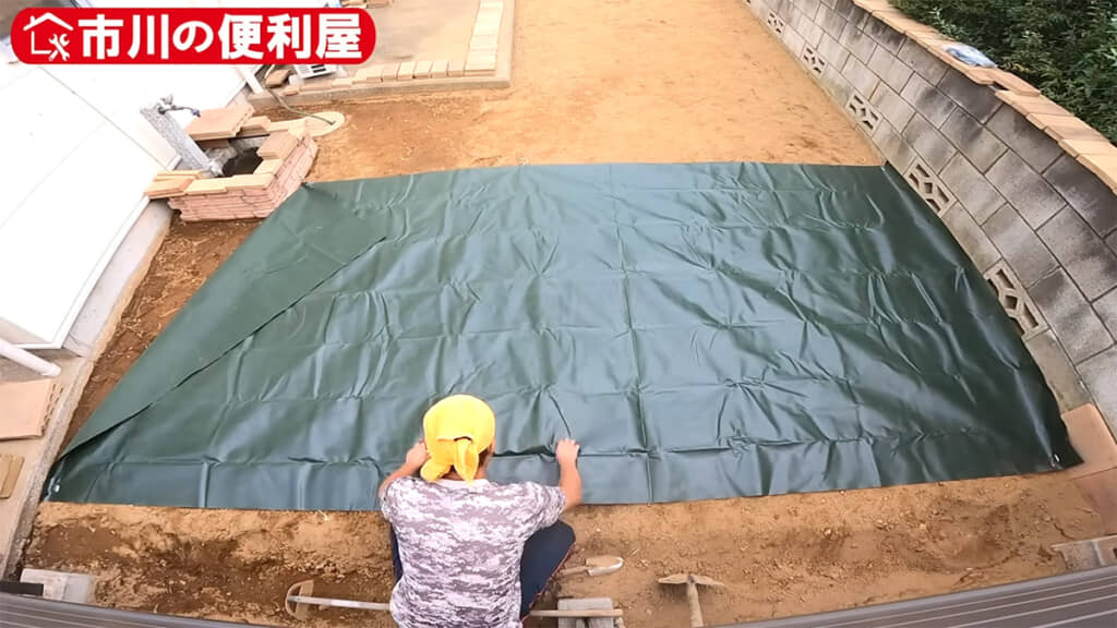翌日、防草シートをはっていきます