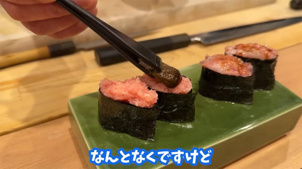 2種のネギトロ軍艦を食べ比べます