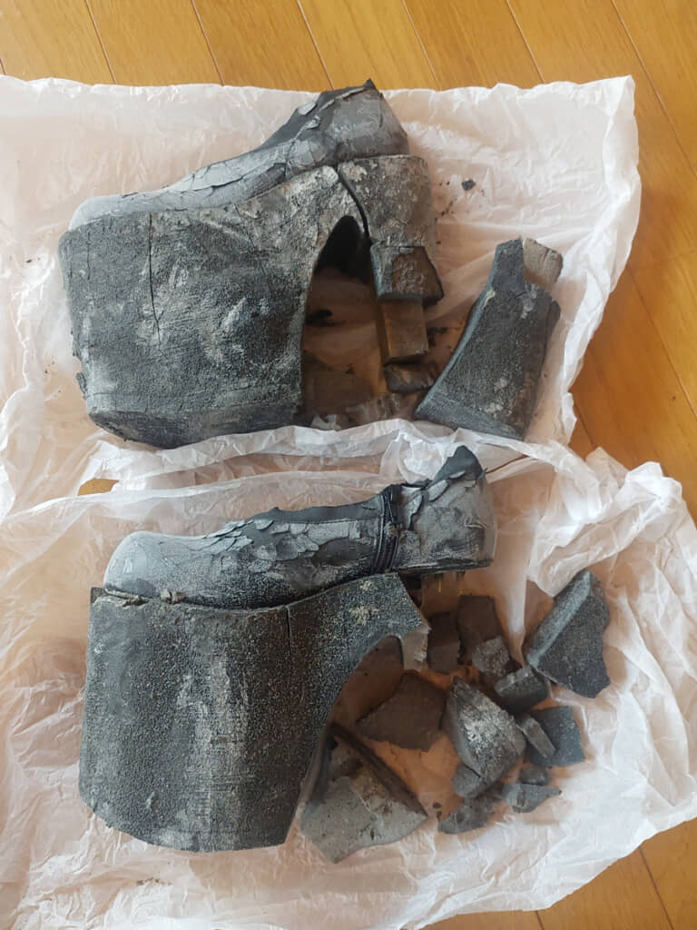 ヒールは崩れ落ち、表面は砂のように粉を吹き――2003年製のブーツなのに、まるで遺跡からの出土品