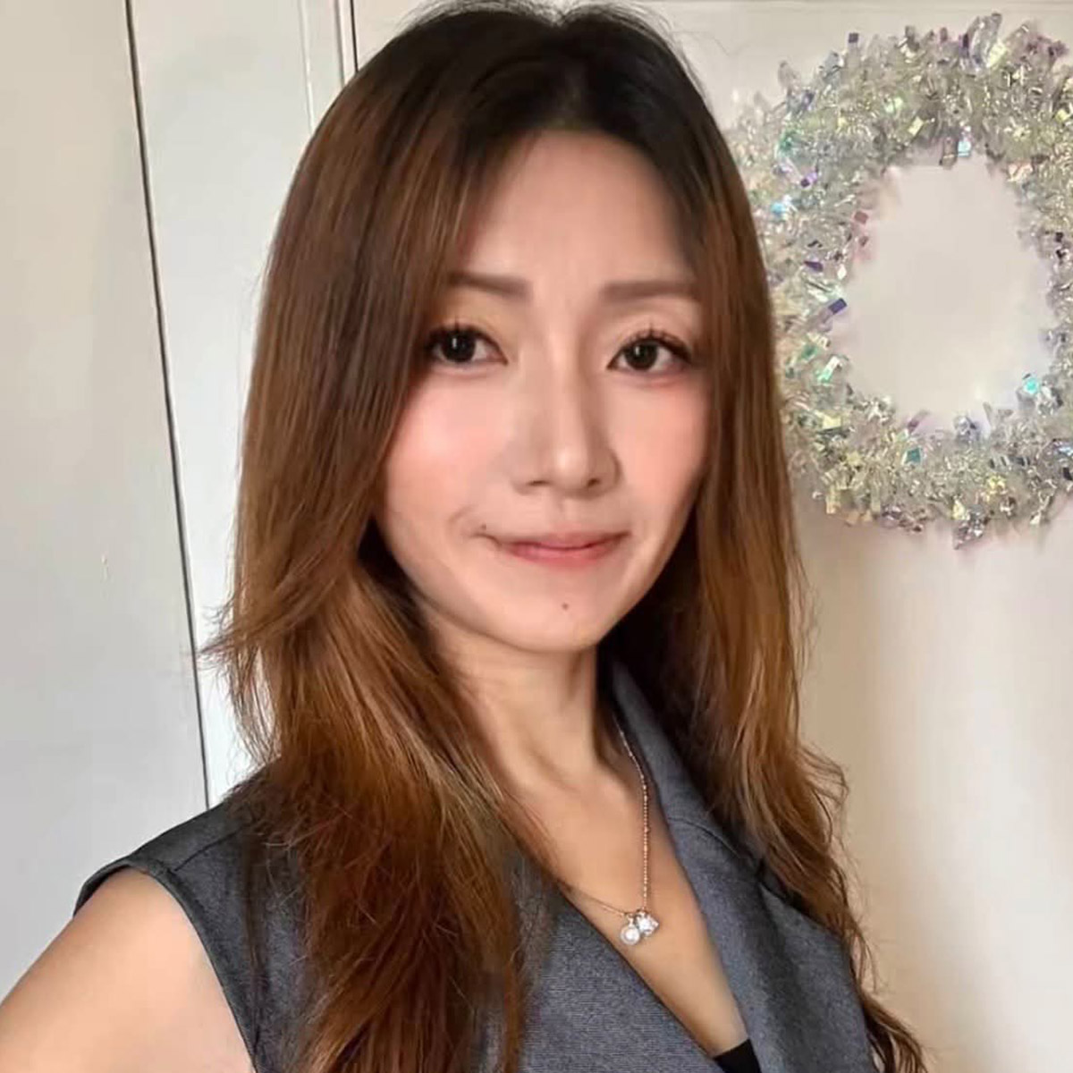 キリッとした47歳ママ→“風呂上がり”を見てみると……　娘も驚愕の姿に「別人にしか見えない」「化粧ってすごいなぁ」（1/3） | 美容 ねとらぼ