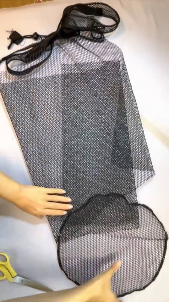 サイド・上下を切り取ったら大きな1枚のメッシュ生地ができました