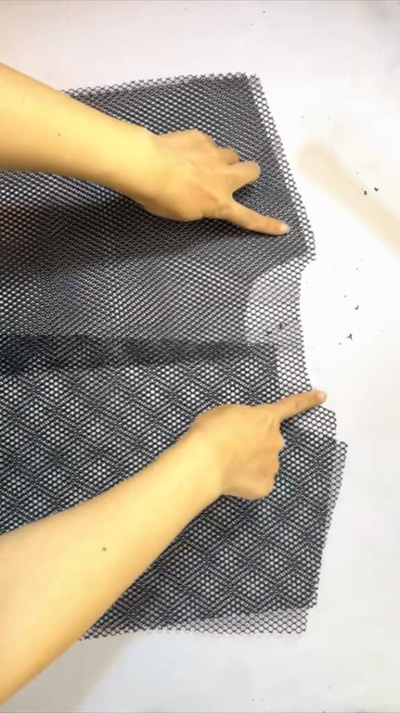 前身頃と後ろ身頃を切り出して縫い合わせます