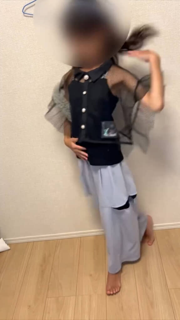 完成したシャツを使ったコーディネート。娘さんの着こなしもとってもすてき!