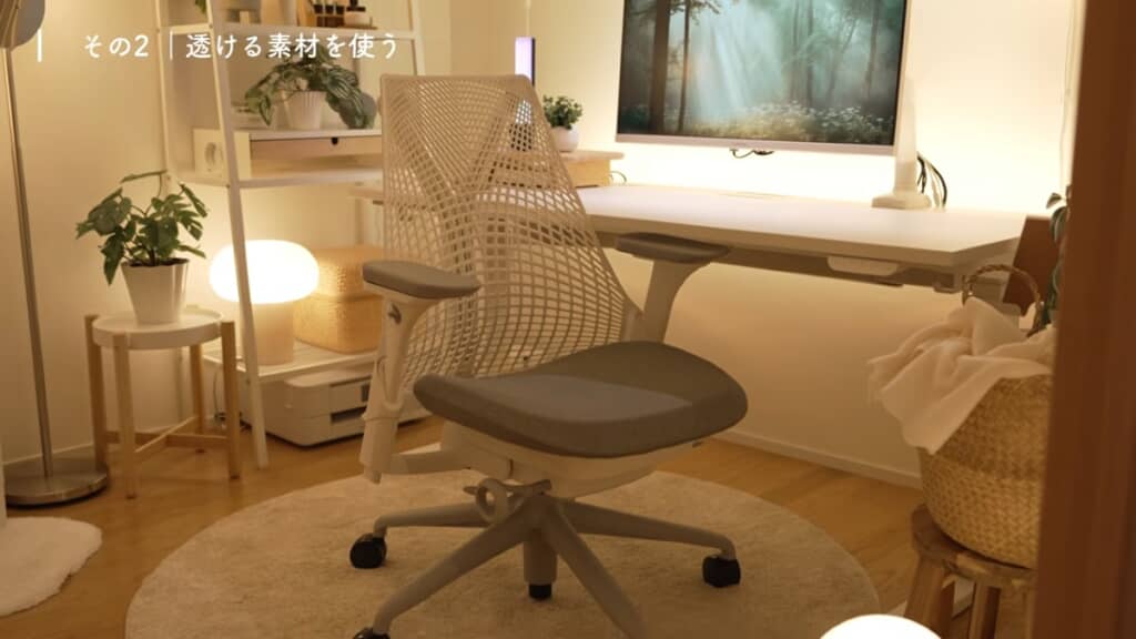 机の前のイス。向こう側にある収納やシェルフが透けて見えます