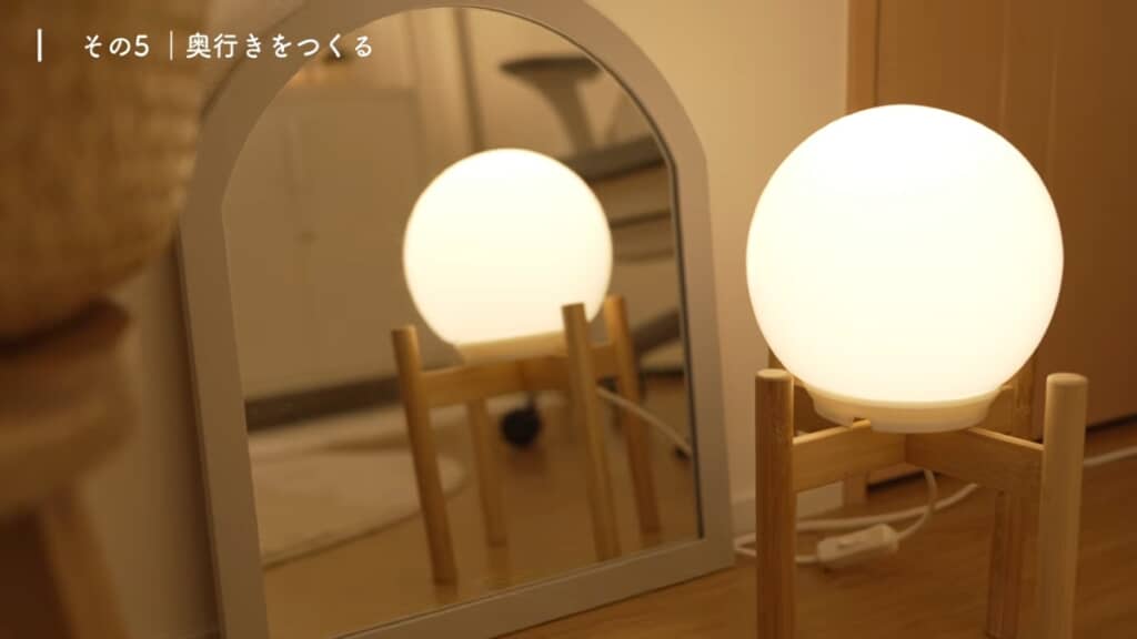 足元の鏡と照明を置き、鏡に「床と照明が映り込む仕掛け」を作っている
