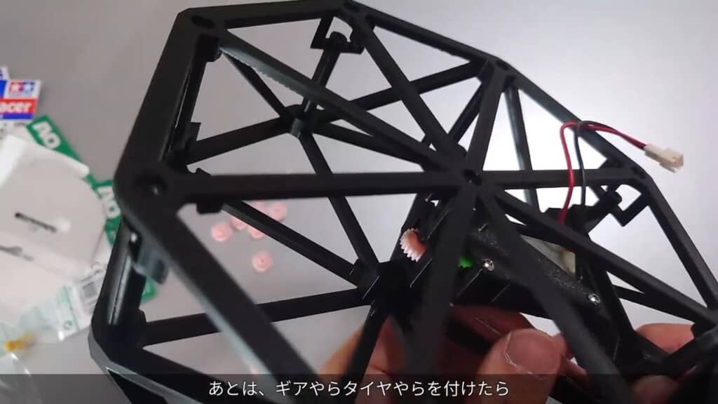 サポート材を取り除き、モーターや車輪を取り付けたら完成です