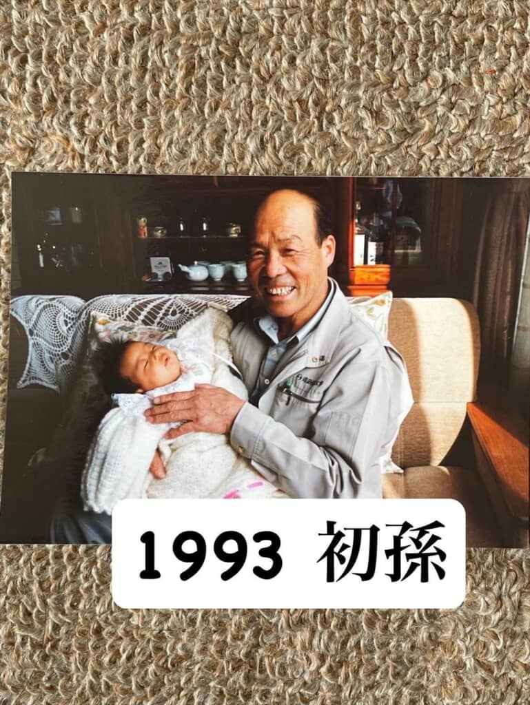 初孫を抱っこした父親の写真