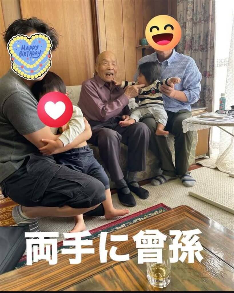 ひ孫たちに囲まれて幸せそうな父親