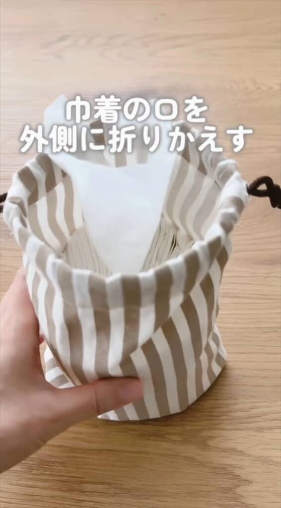 ティッシュが飛び出すように巾着袋に入れる