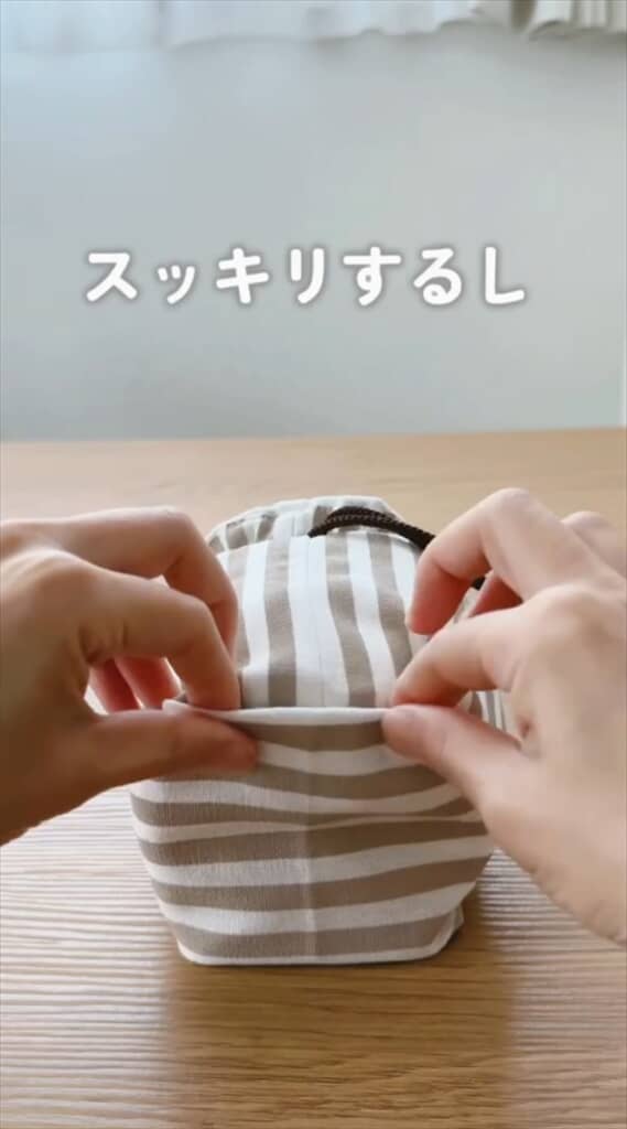 巾着の角を中に押し込むと……