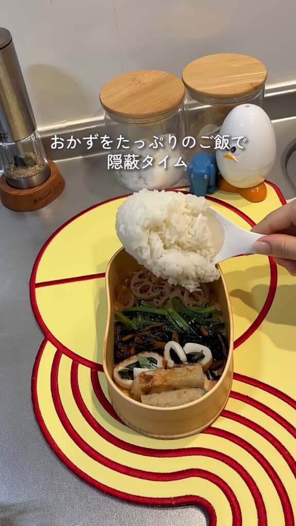 ご飯の下におかずを敷き詰める