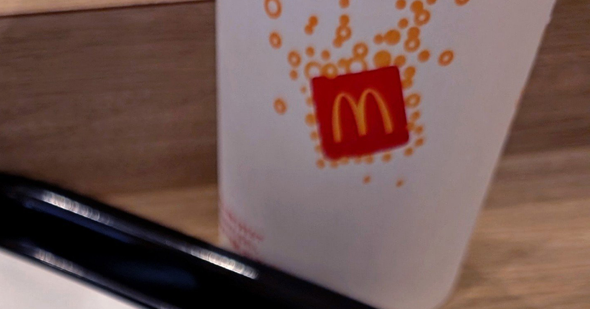 マックカフェでロールケーキを注文したら……「なにこれ!」 まさかの光景が「知らなかった」「店員さんに拍手を」と970万表示(1/2) | グルメ ねとらぼ