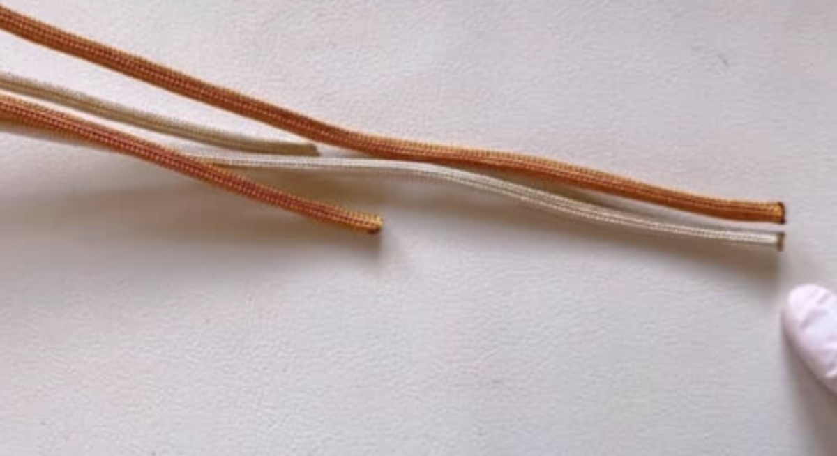 セリアのパラコードを編んでいくと……　秋カラーがかわいい、初心者でもできるアイテムに反響（1/3） | ハンドメイド ねとらぼ