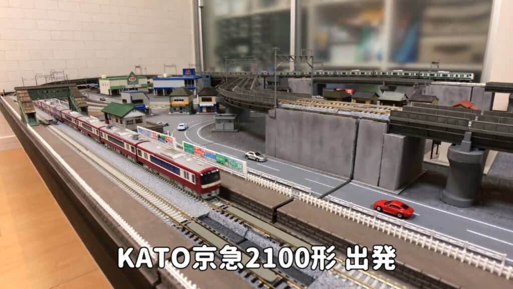 車両を走らせると……