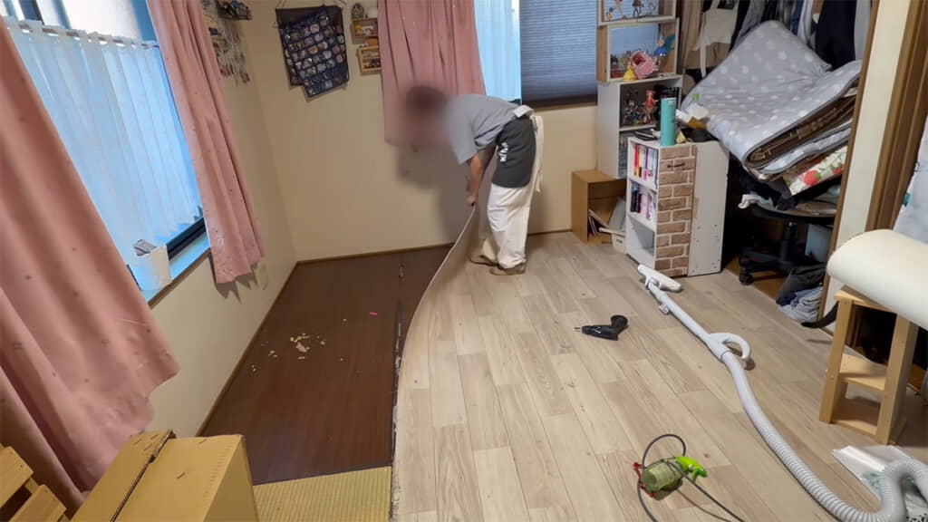 クッションフロアをはがし、張り替えます